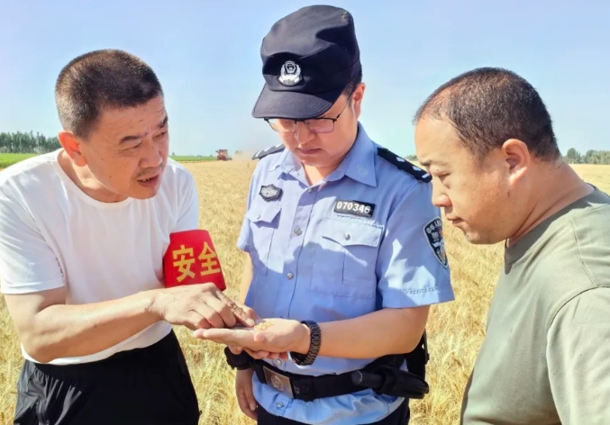 麦浪翻滚“警”相随 夏收田里“话”平安